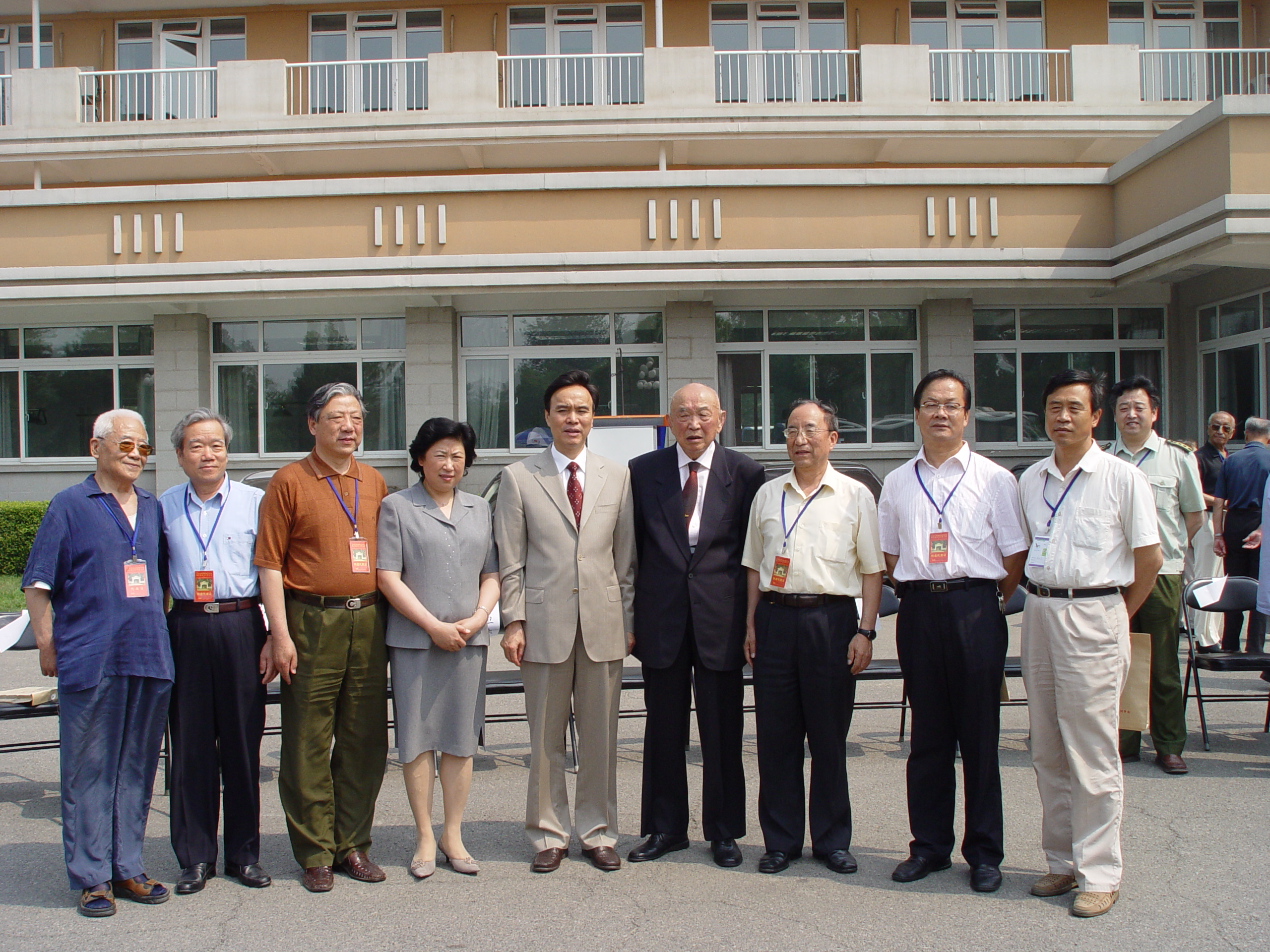原北京市委副书记龙新民（中）和市委常委尤兰田（左四）参加完会议后与校领导合影（右二为赵院长）